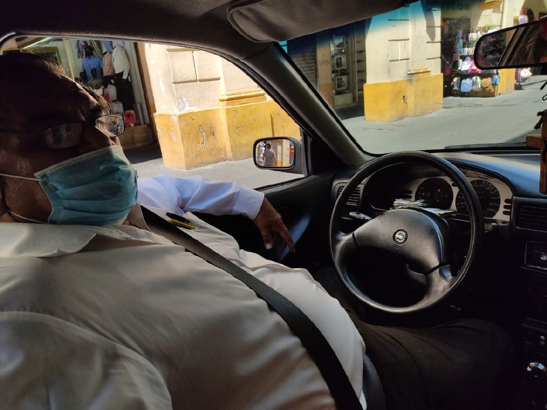 No soy estricto, dice chofer de taxi sobre el uso del cubrebocas