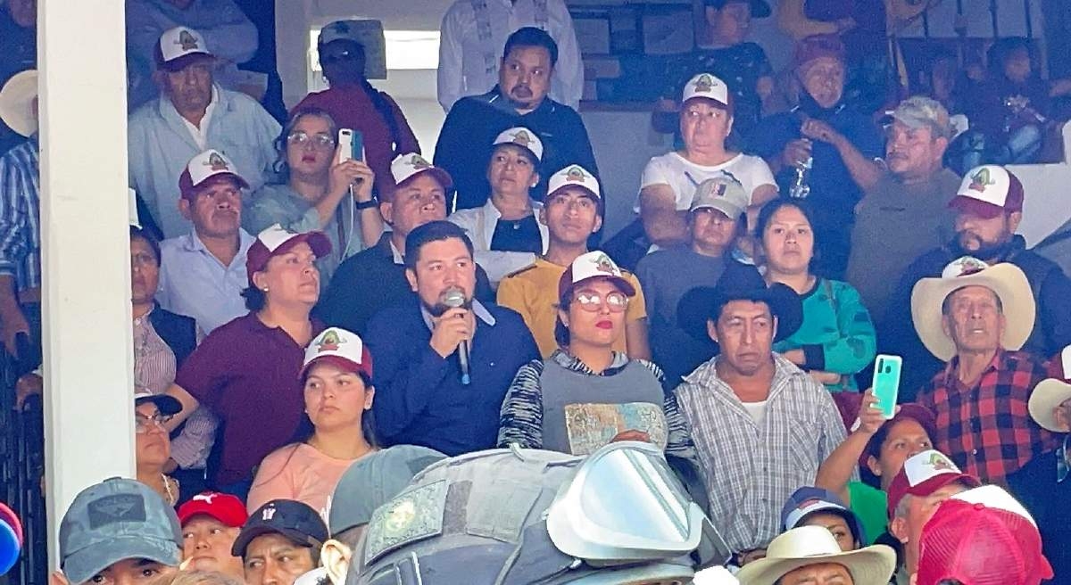 Impiden ingreso del alcalde de Tetela del Volcán al palacio municipal