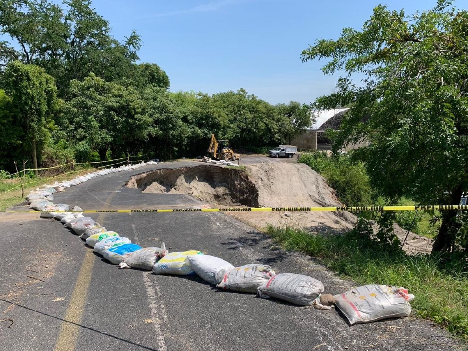 Urgen a reparar el socavón formado en carretera de Coatlán del Río