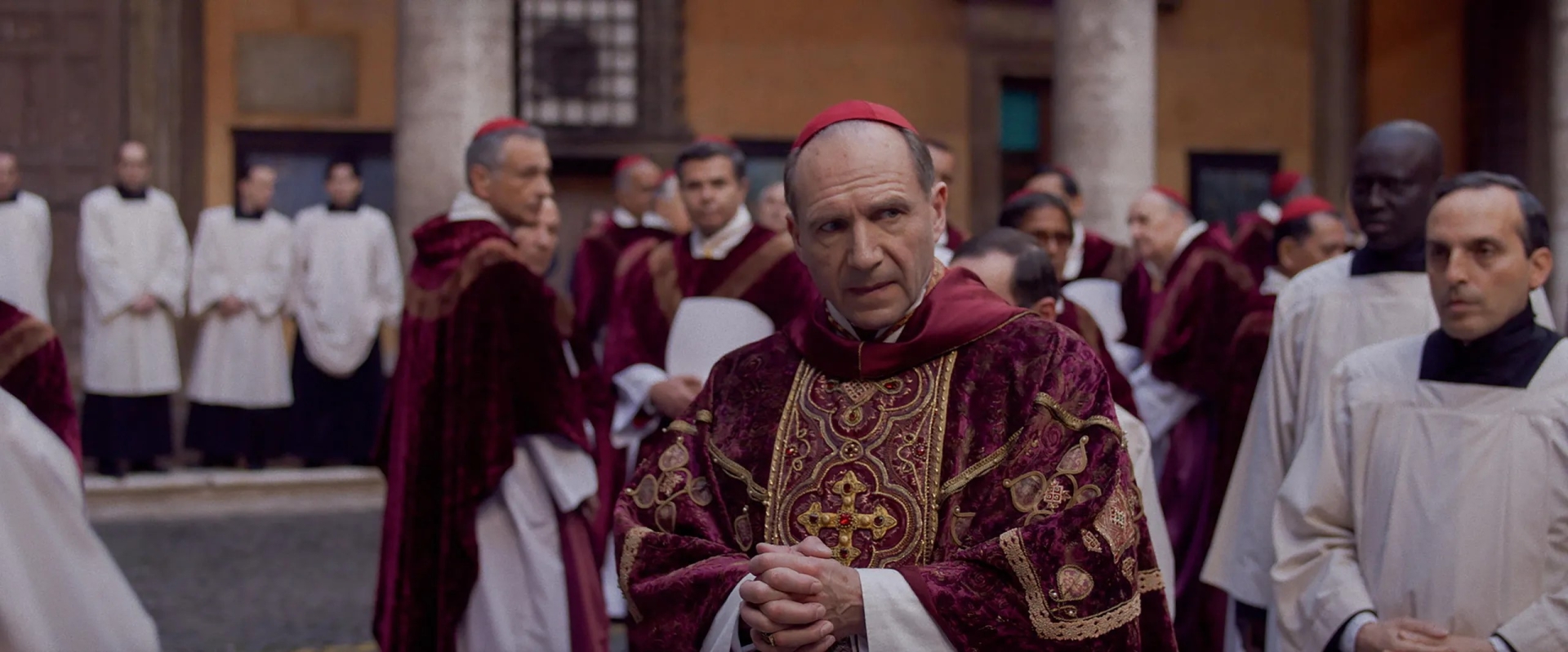 Cardenal desmiente dramatismo del cónclave retratado en la película 'Cónclave'