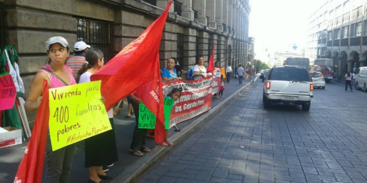 Antorchistas se manifiestan en Palacio de Gobierno