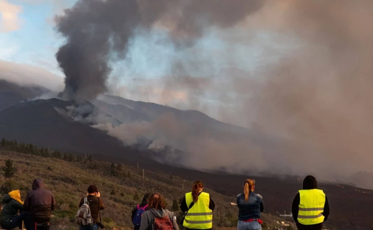 Miles de personas regresan a confinamiento por erupción de volcán Cumbre Vieja