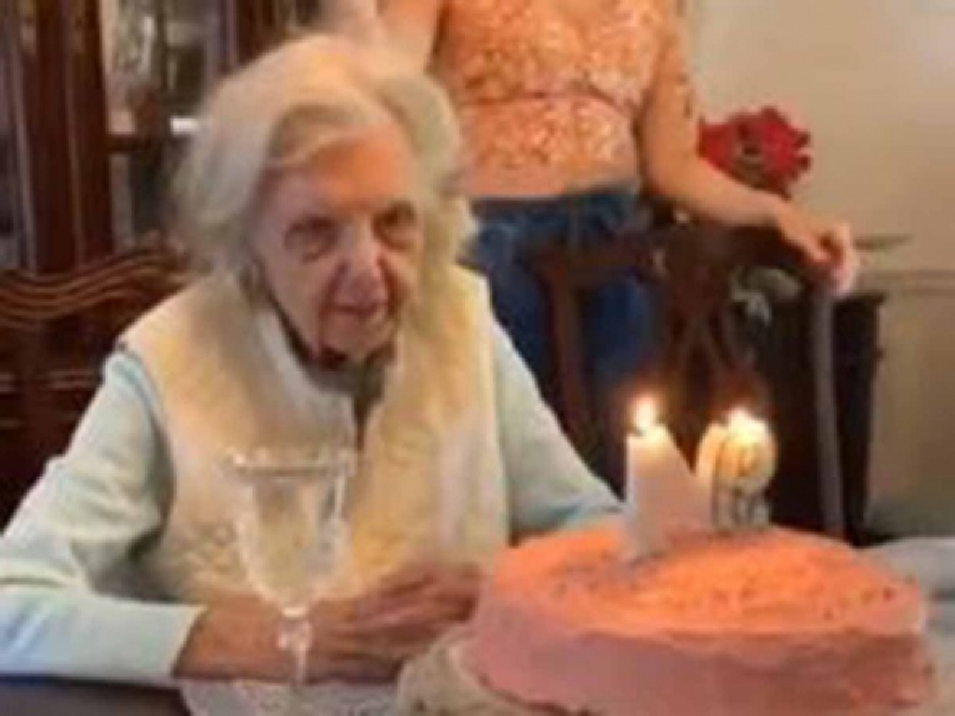 VIDEO: El inesperado deseo de cumpleaños de una abuelita de 94 años