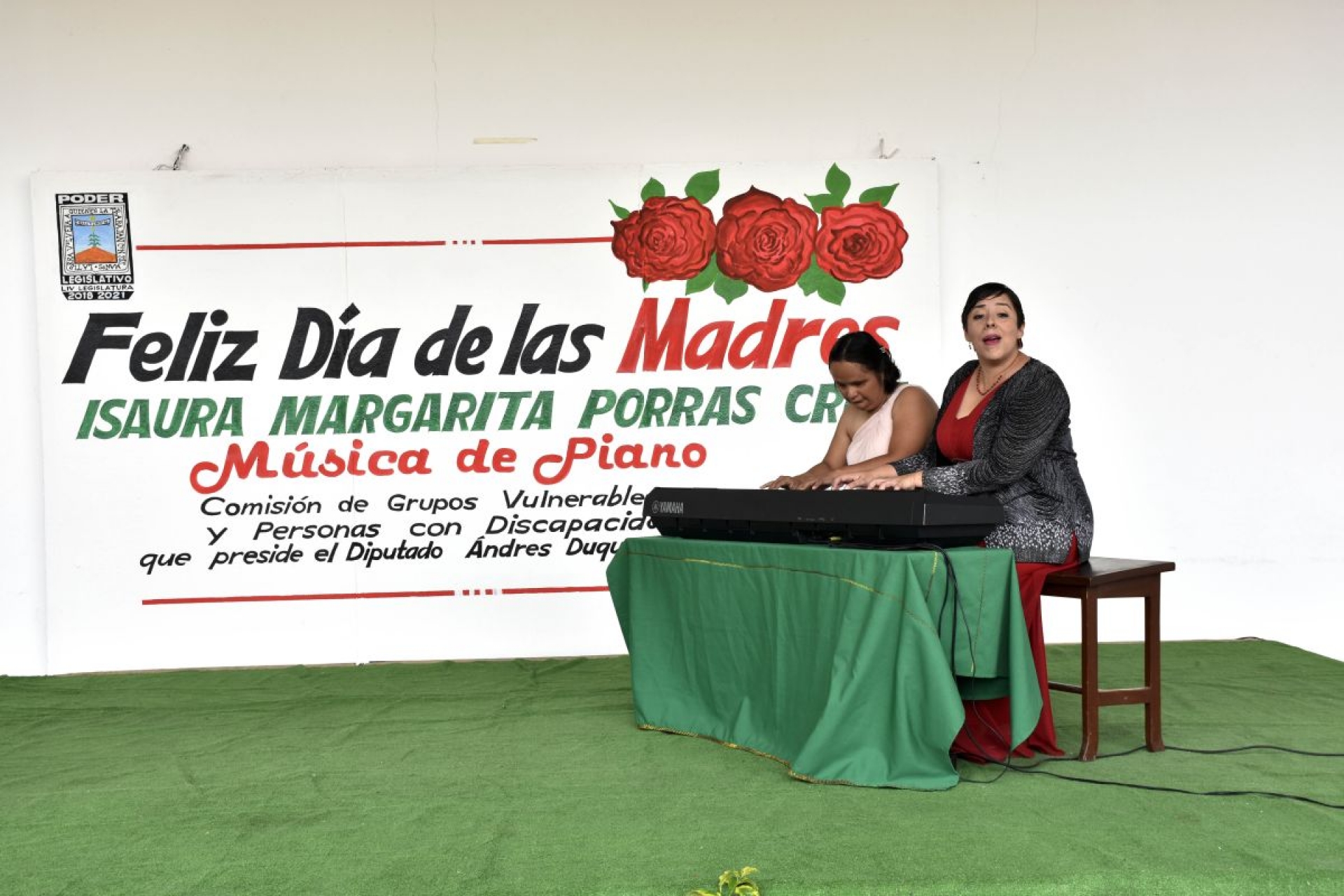 Brinda concierto Margarita Porras Cruz en explanada de recinto legislativo