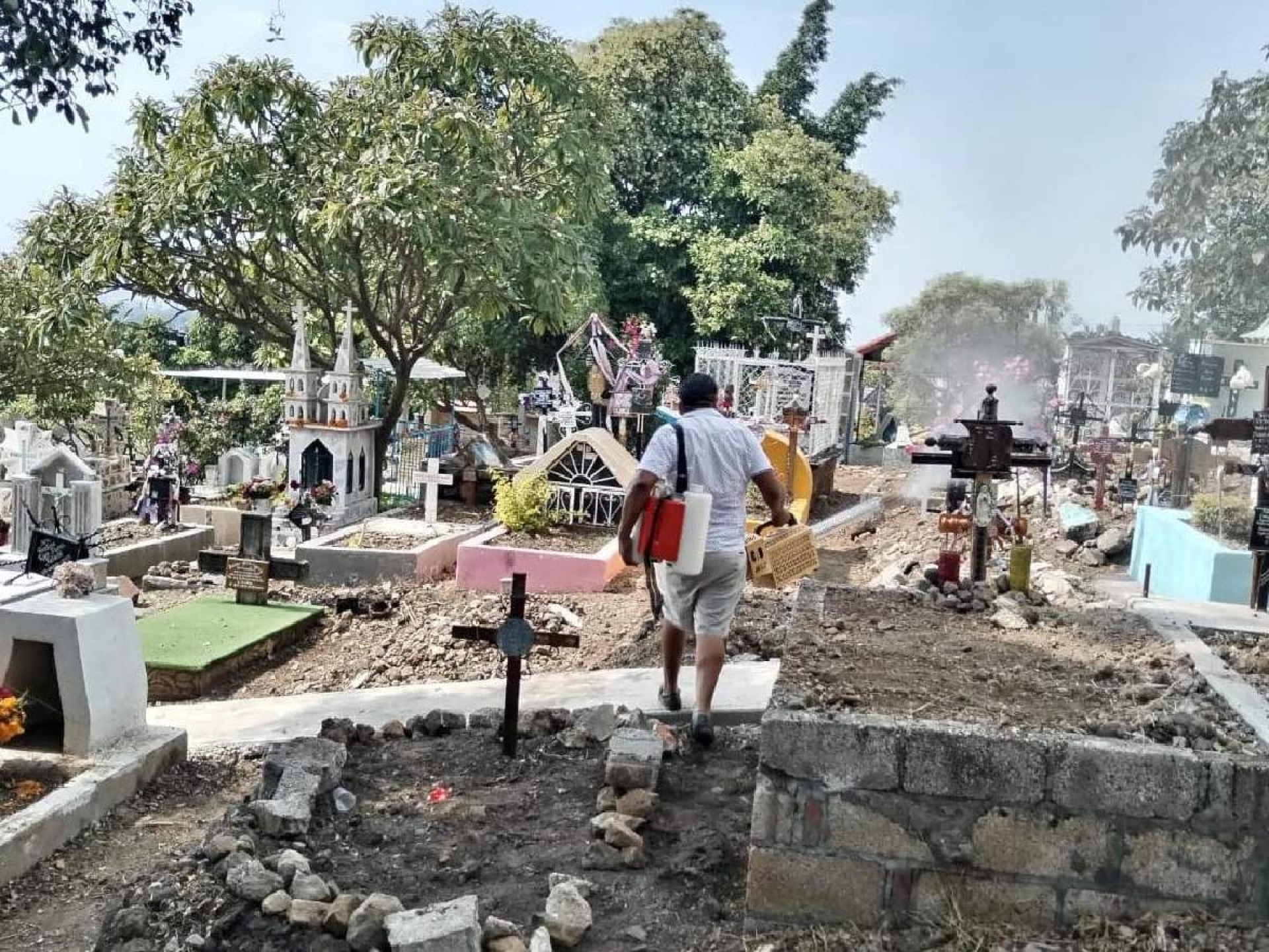 Sanean panteones de Yecapixtla por Días de Muertos