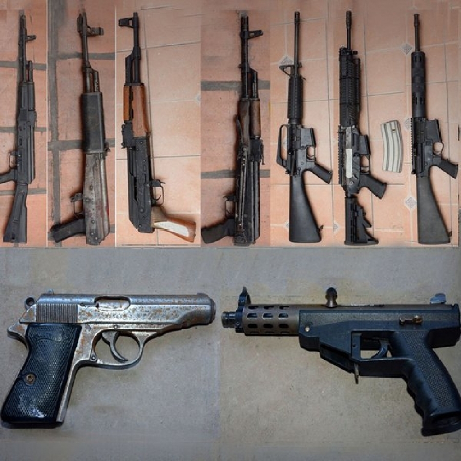 Localizan armas, cartuchos y vehículos en una casa