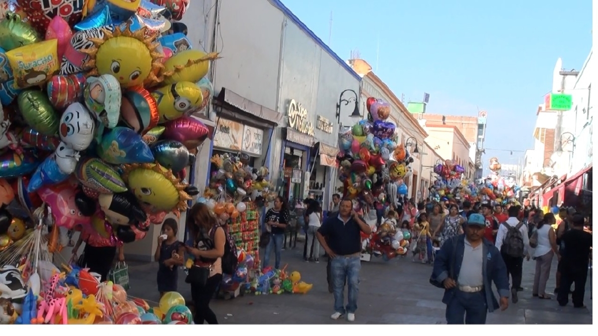 Se quejan comerciantes establecidos por invasión de globeros en el zócalo de Cuautla