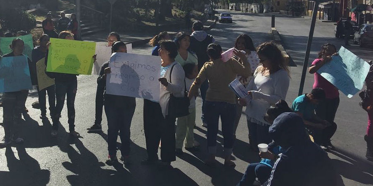 Al momento: Protestan padres de familia de la primaria Felipe Neri