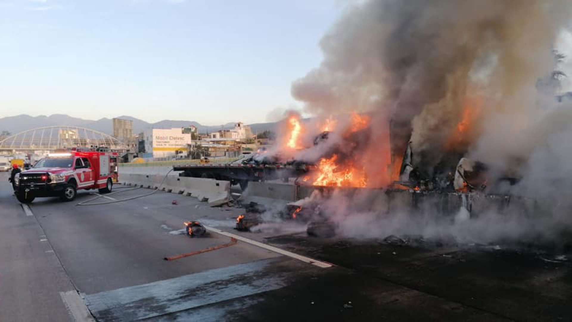Arde tráiler en Paso Express en Cuernavaca