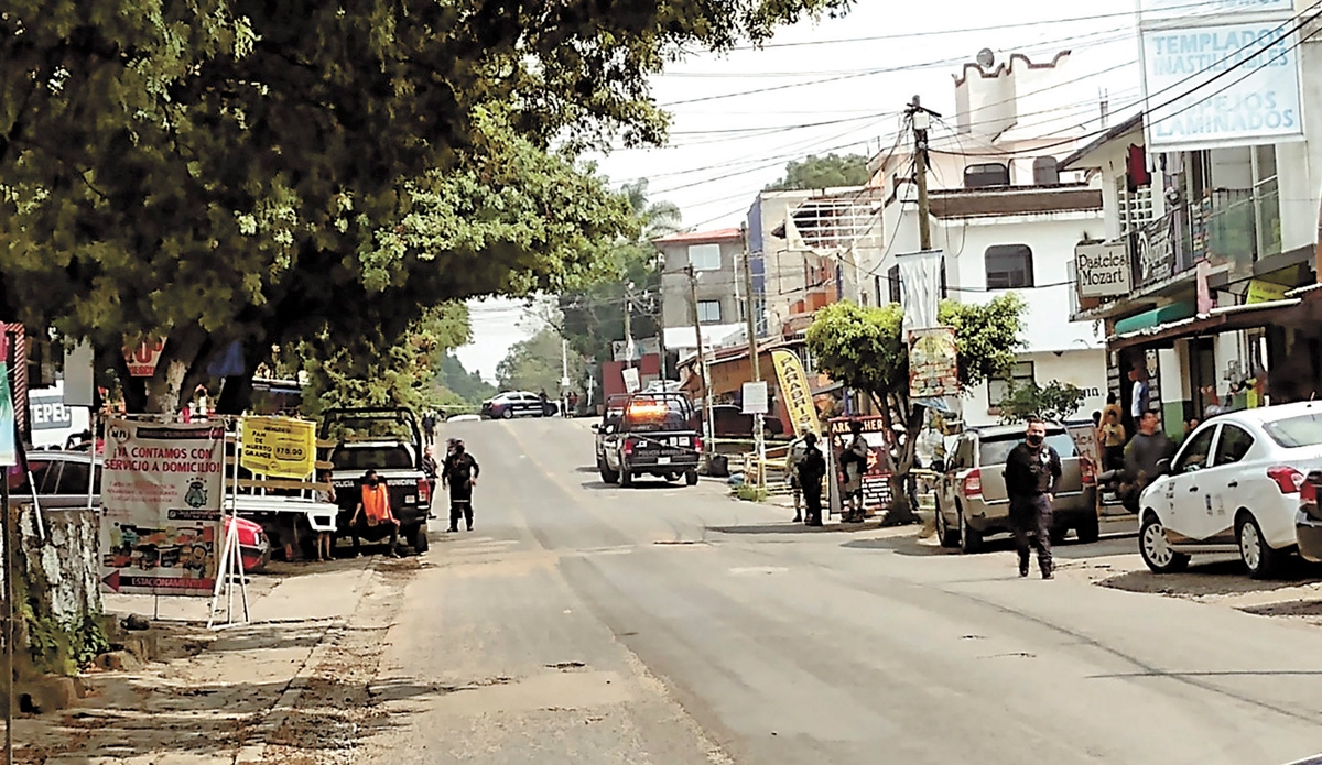 Hallan dos cuerpos en un camino de terracería