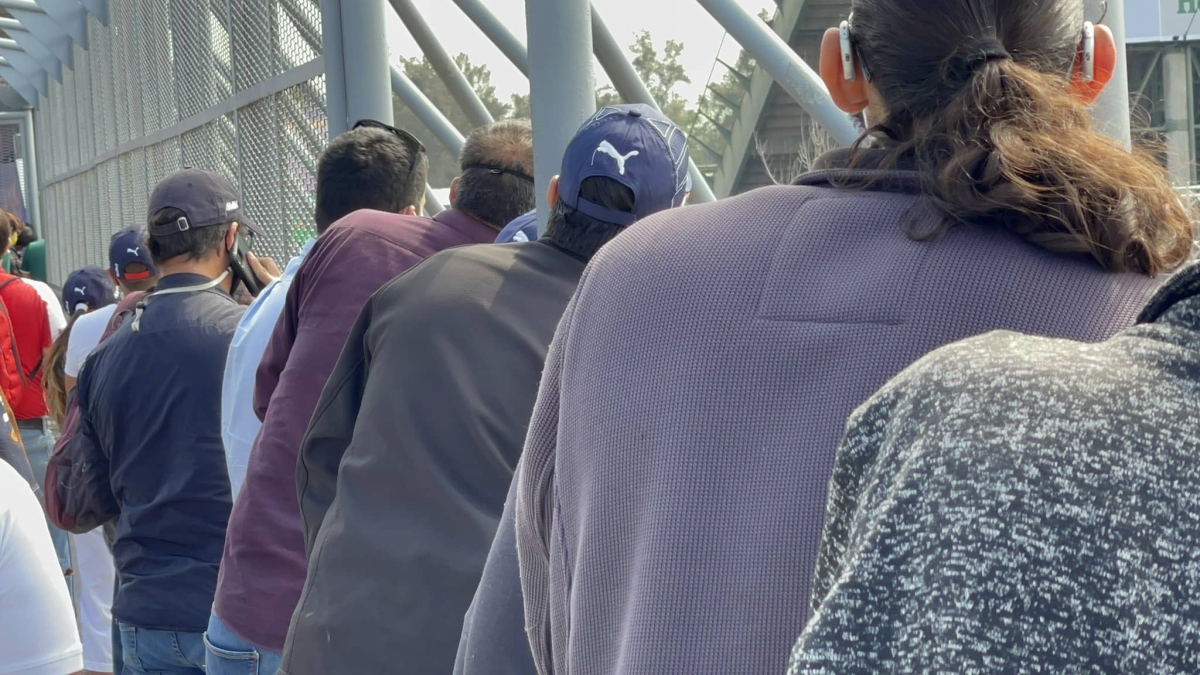 Mexicanos ven el "Gran Premio" de la F1 desde puente peatonal