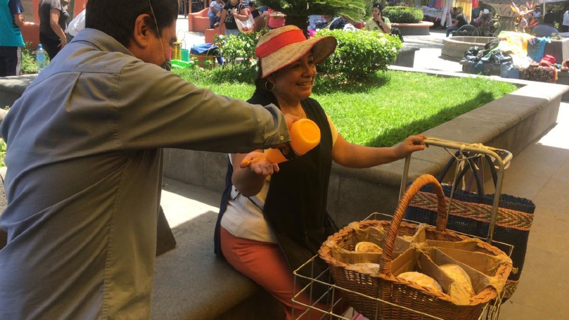 Ofrecen gel antibacterial en el tianguis de Yecapixtla