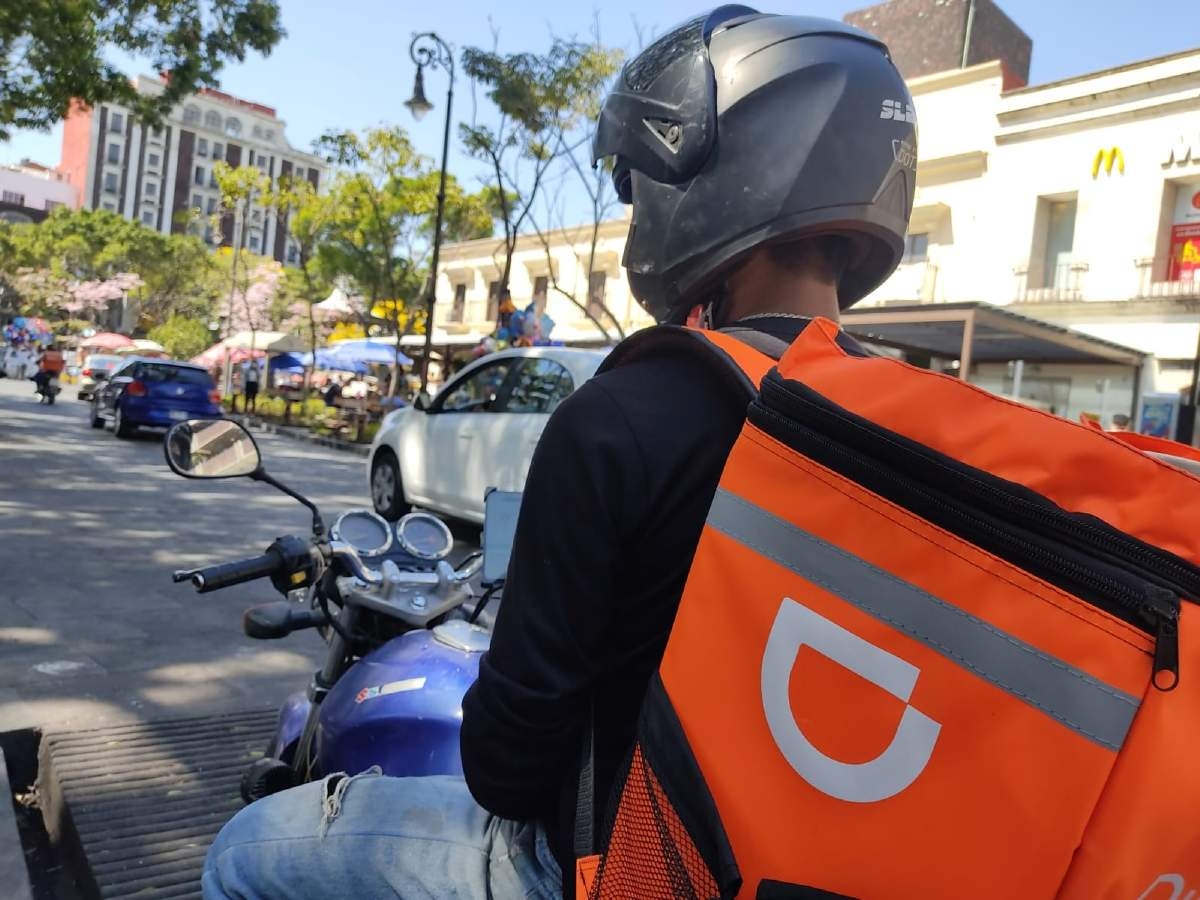 Dejó la ruta para repartir alimentos por medio de las aplicaciones