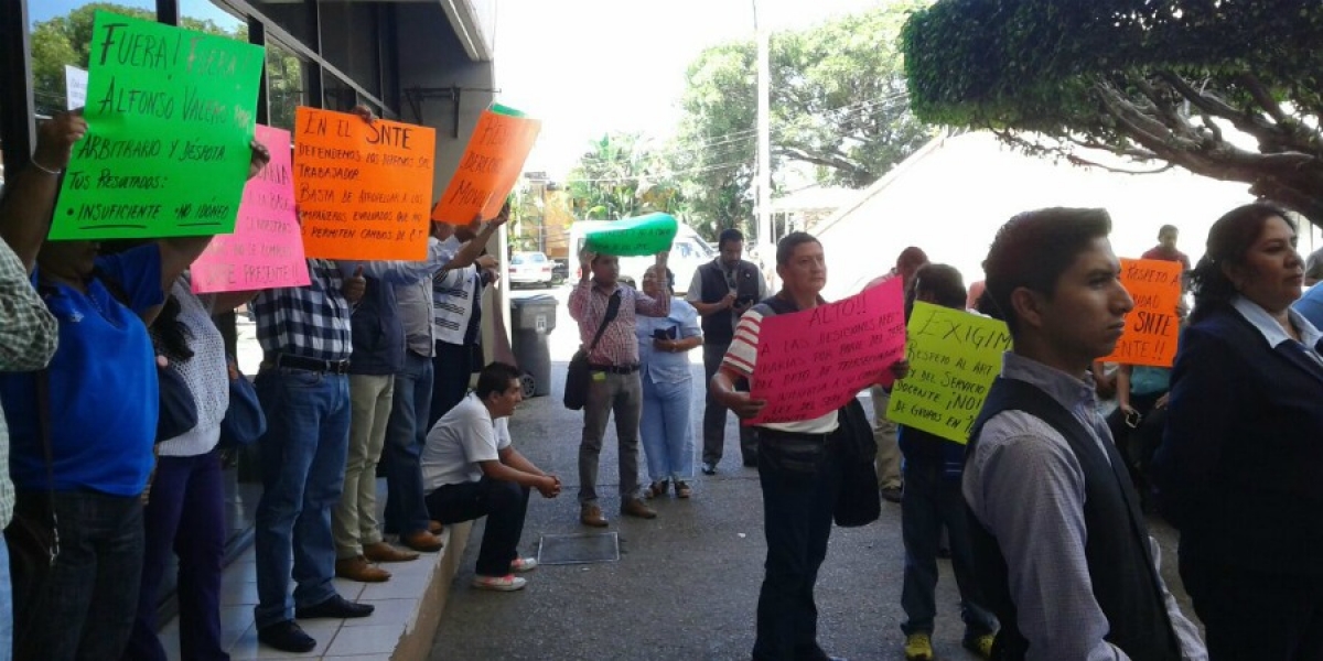 Maestros protestan en contra de la fusión de grupos y cambios de centros de trabajo