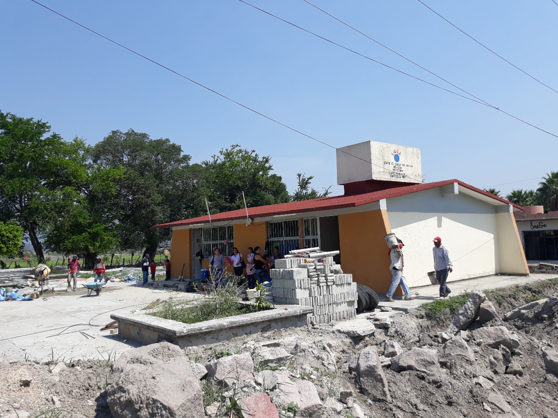 Avanza la reconstrucción de la barda del Centro de Educación Inicial Indígena de Coatetelco