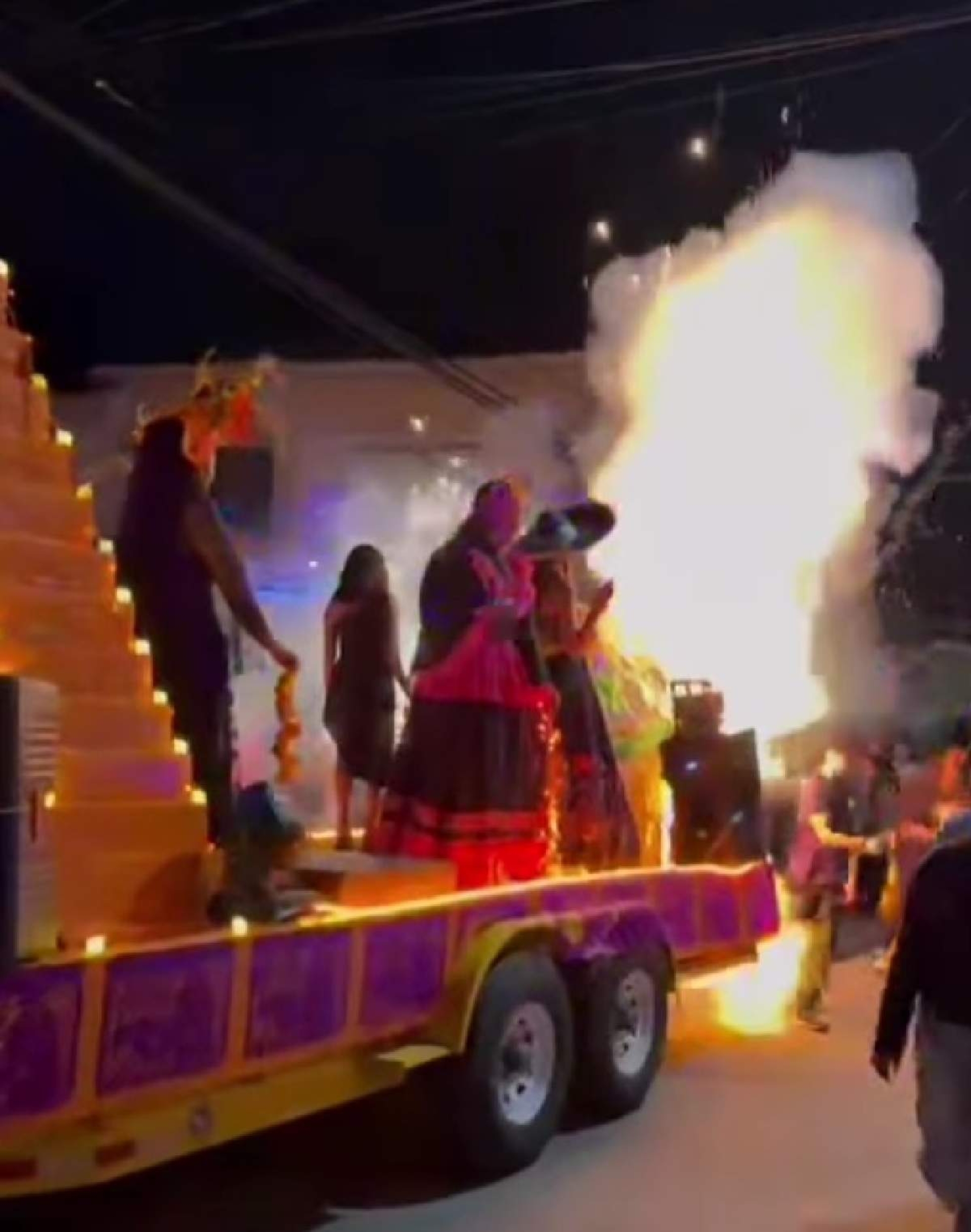 Explota vehículo alegórico en desfile en Mazatepec