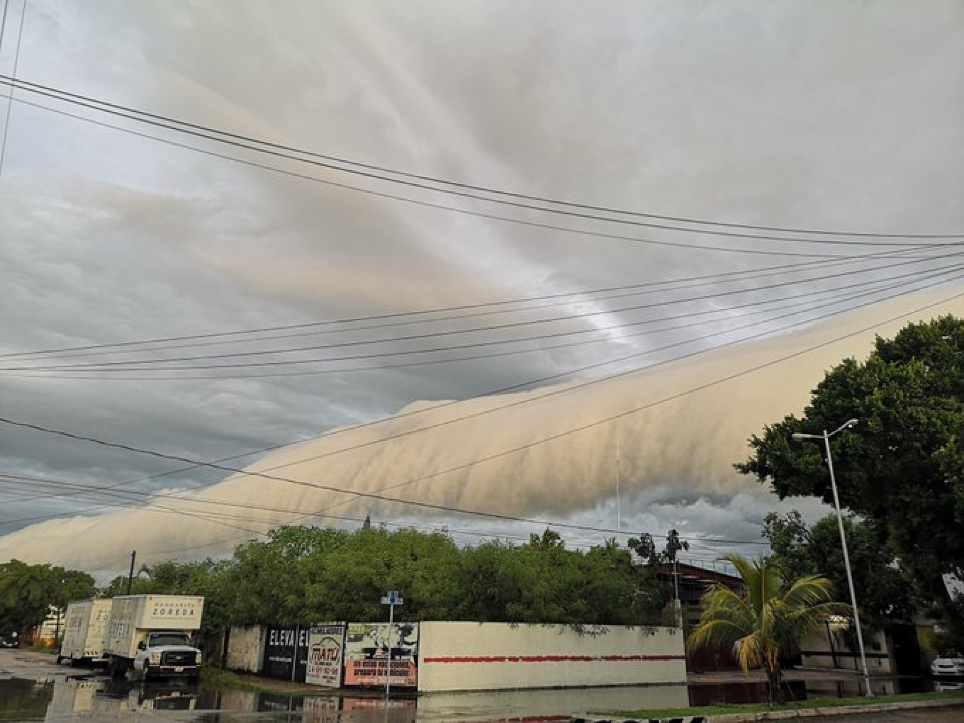 VIDEO: Asombra espectacular nube a habitantes de Mérida