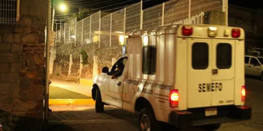 Atacan a balazos a dos personas en un campo deportivo de Cuernavaca; una fallece