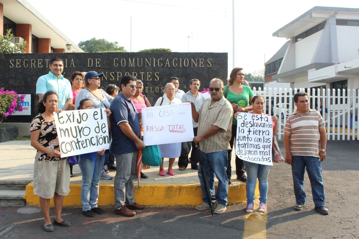 Vecinos exigen a la SCT reparación de daños por Paso Exprés