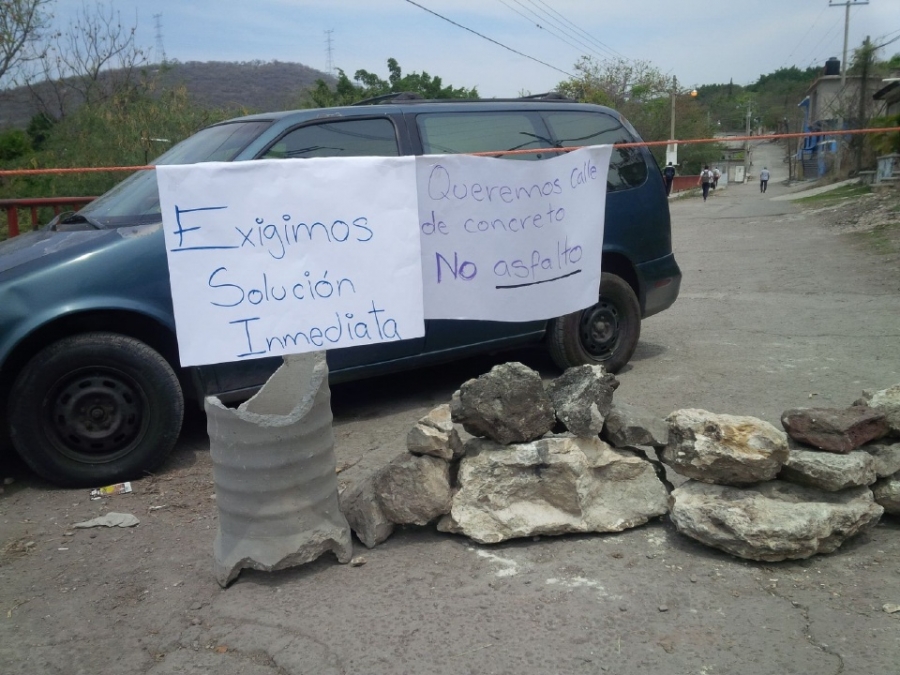 Vecinos de Ayala bloquean calle y dejan sin clases a estudiantes del CBTis 194