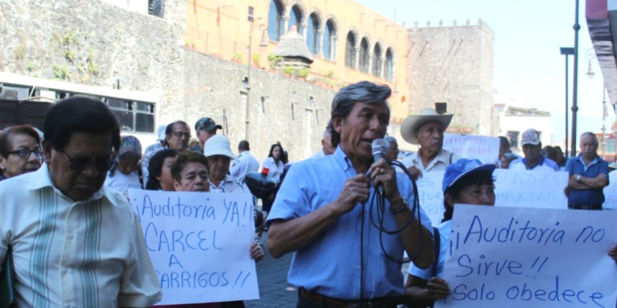 Se manifiesta la Asociación Cívica Morelense en la Contraloría