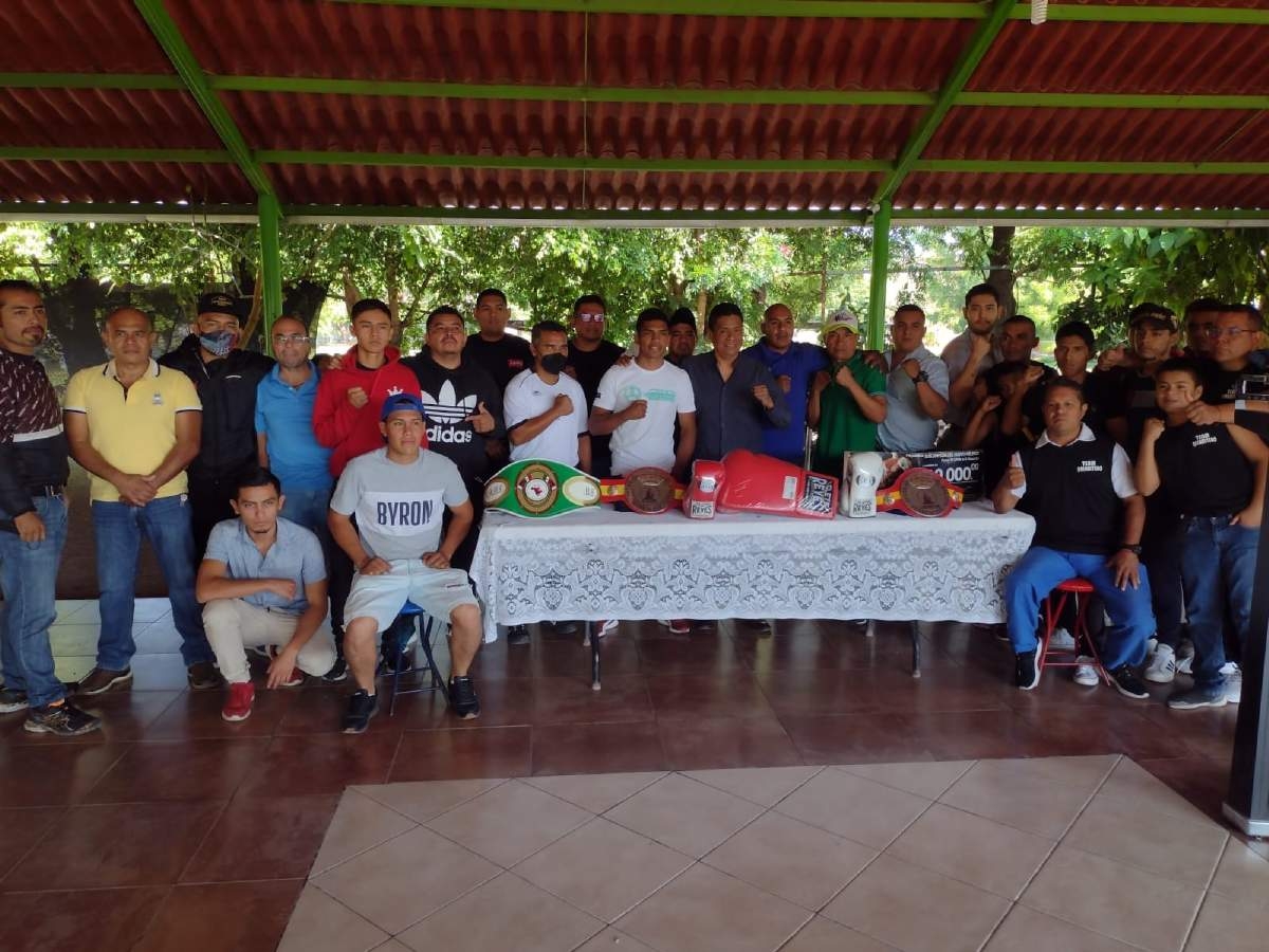 Velada boxística con furia