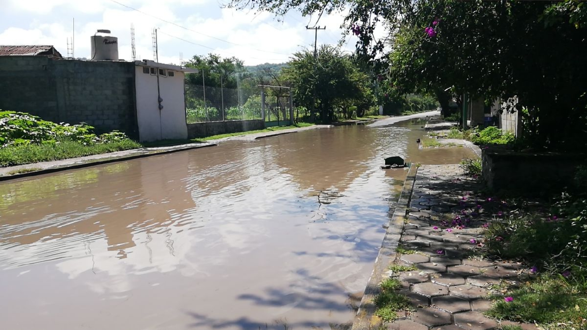 Estancamiento en la carretera del Muelle en Coatetelco, por falta de drenaje pluvial
