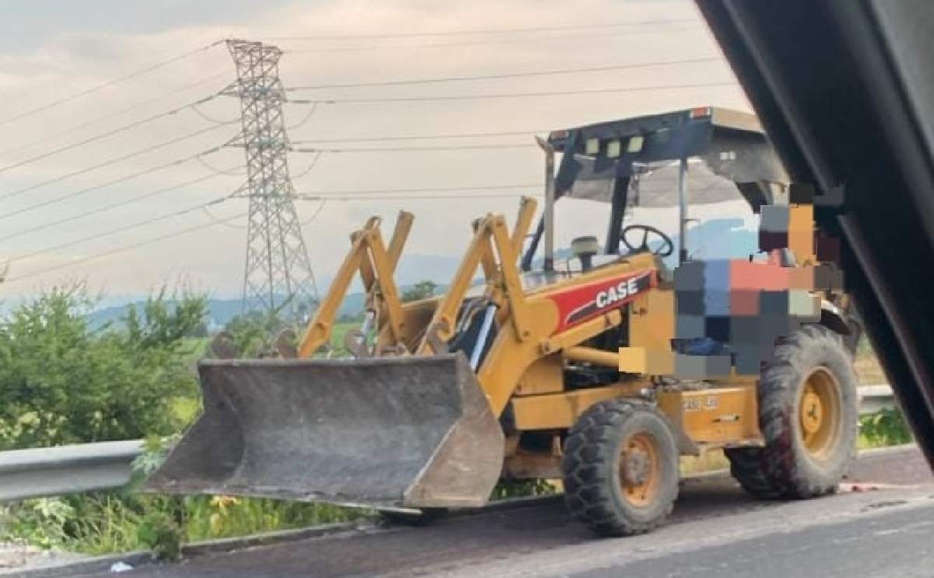 Hallan muerto a individuo en una retroexcavadora