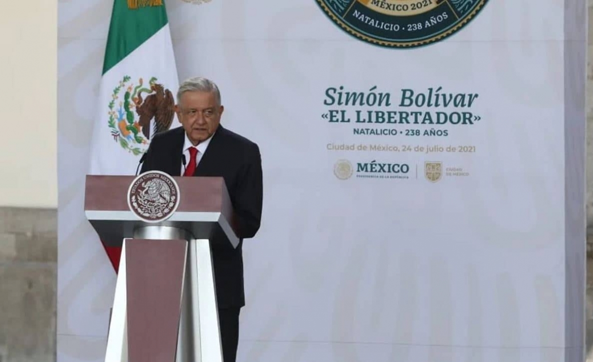 AMLO encabeza ceremonia por 238 aniversario del natalicio de Simón Bolívar
