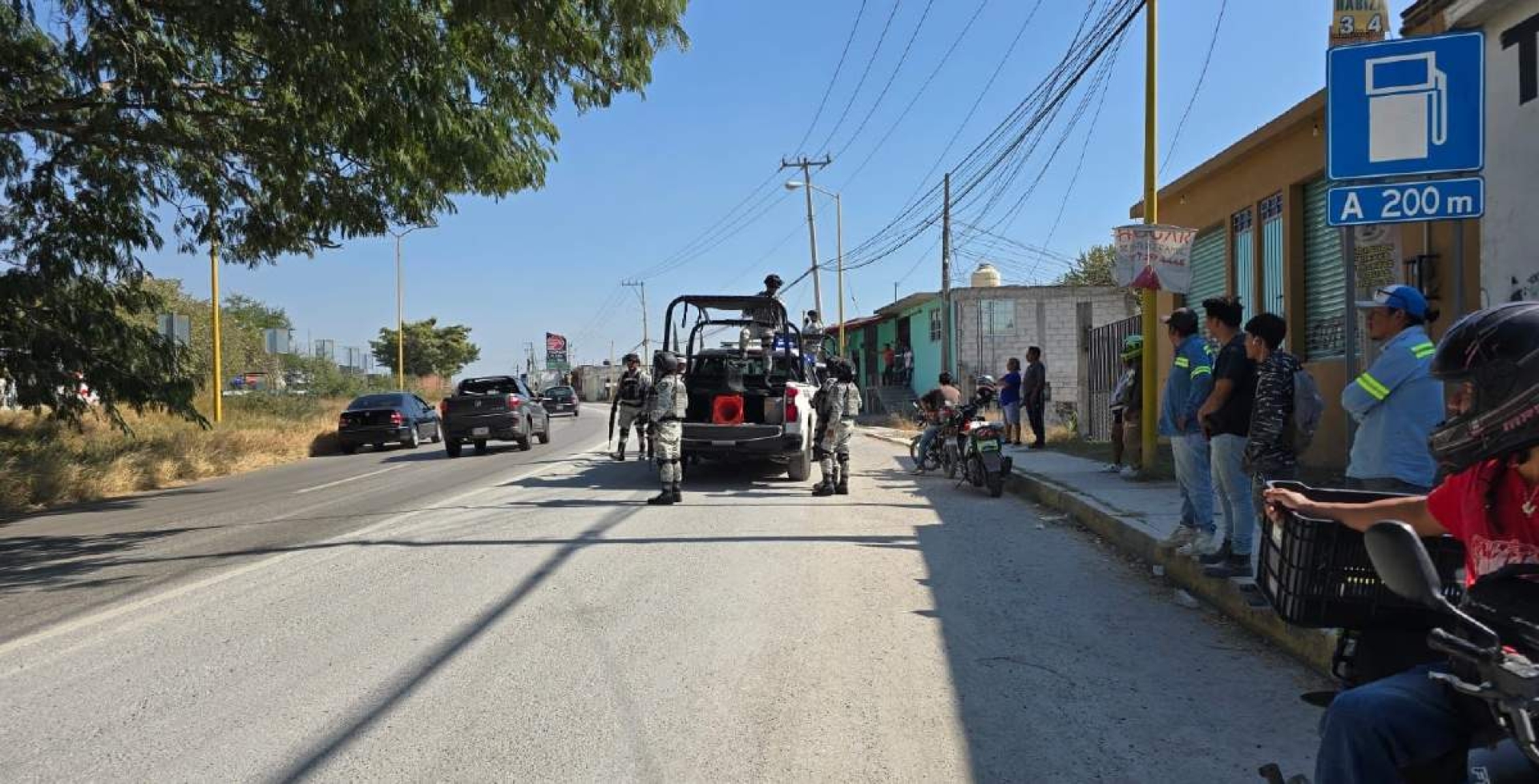 Camioneta vuelca durante persecución policiaca