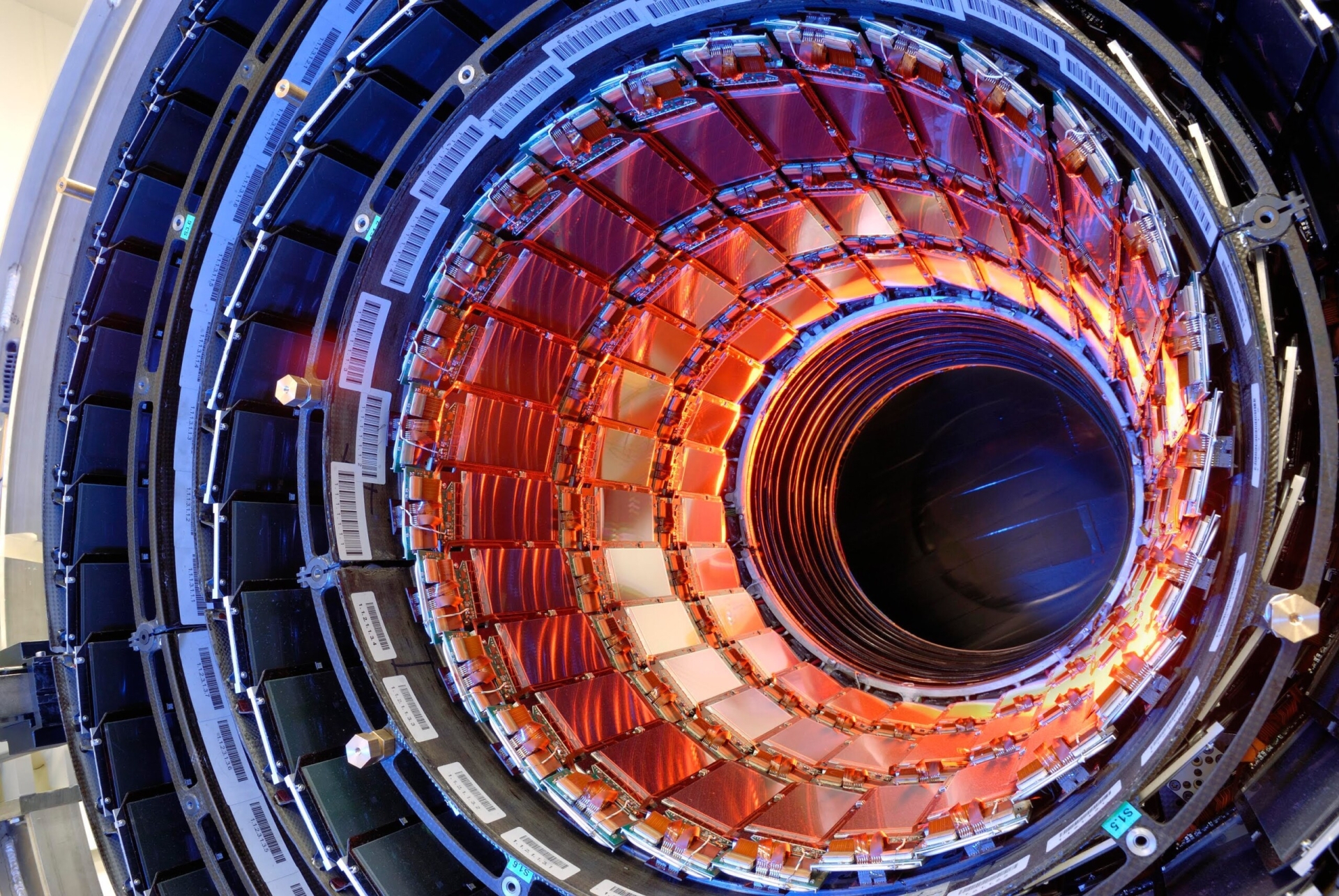 El CERN desafía la teoría de la relatividad de Einstein en busca de "nueva física"