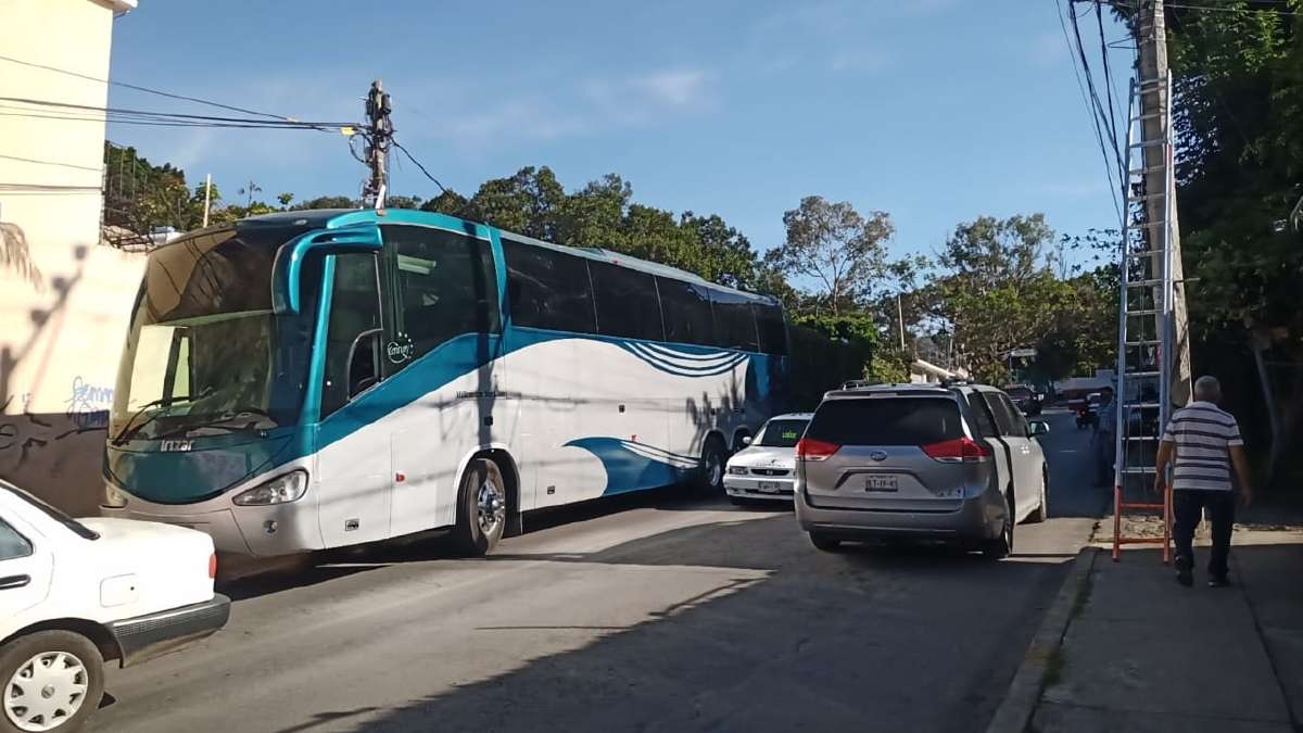 Tira autobús cuatro postes telefónicos en Lienzo del Charro