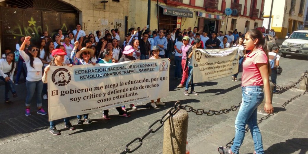 Se manifiestan estudiantes de la escuela preparatoria "Ejército Libertador" en Cuernavaca