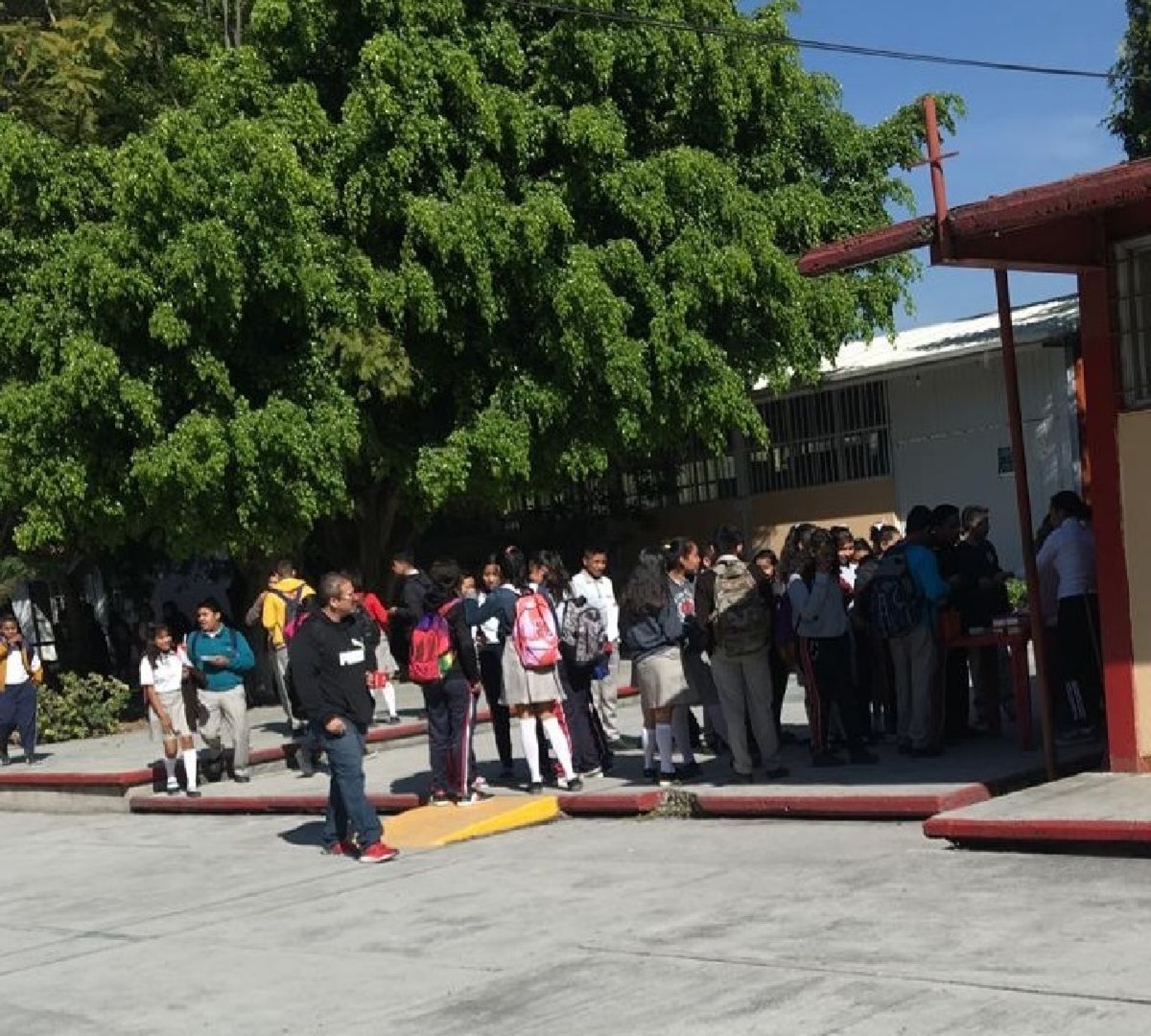 Por estruendo, evacúan salones en Moyotepec