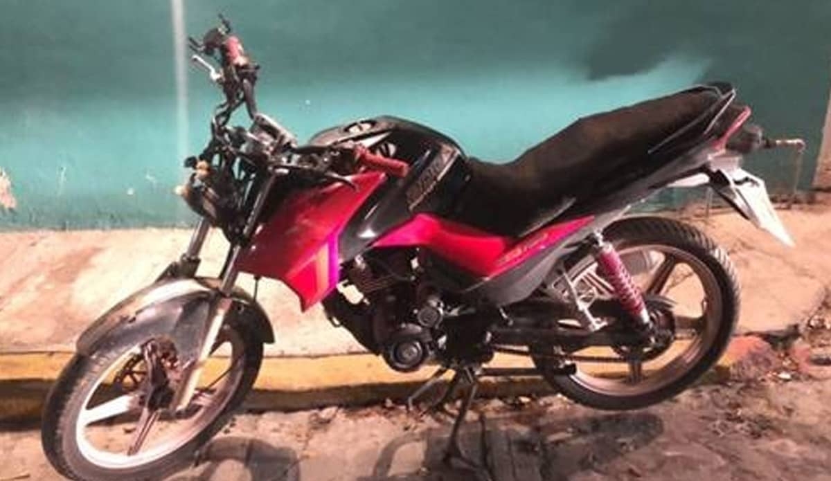 Abandonan una moto en Atenatitlan