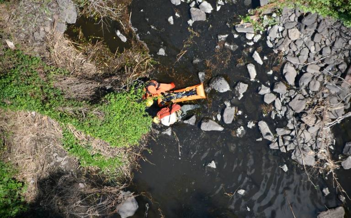 Fallece individuo al caer a una barranca