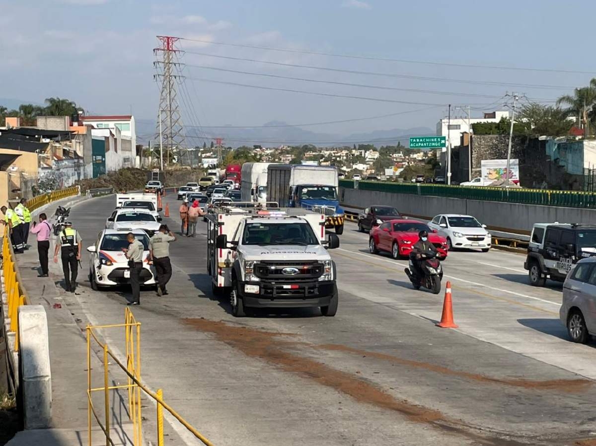 Chocó contra una barda en el Paso Exprés