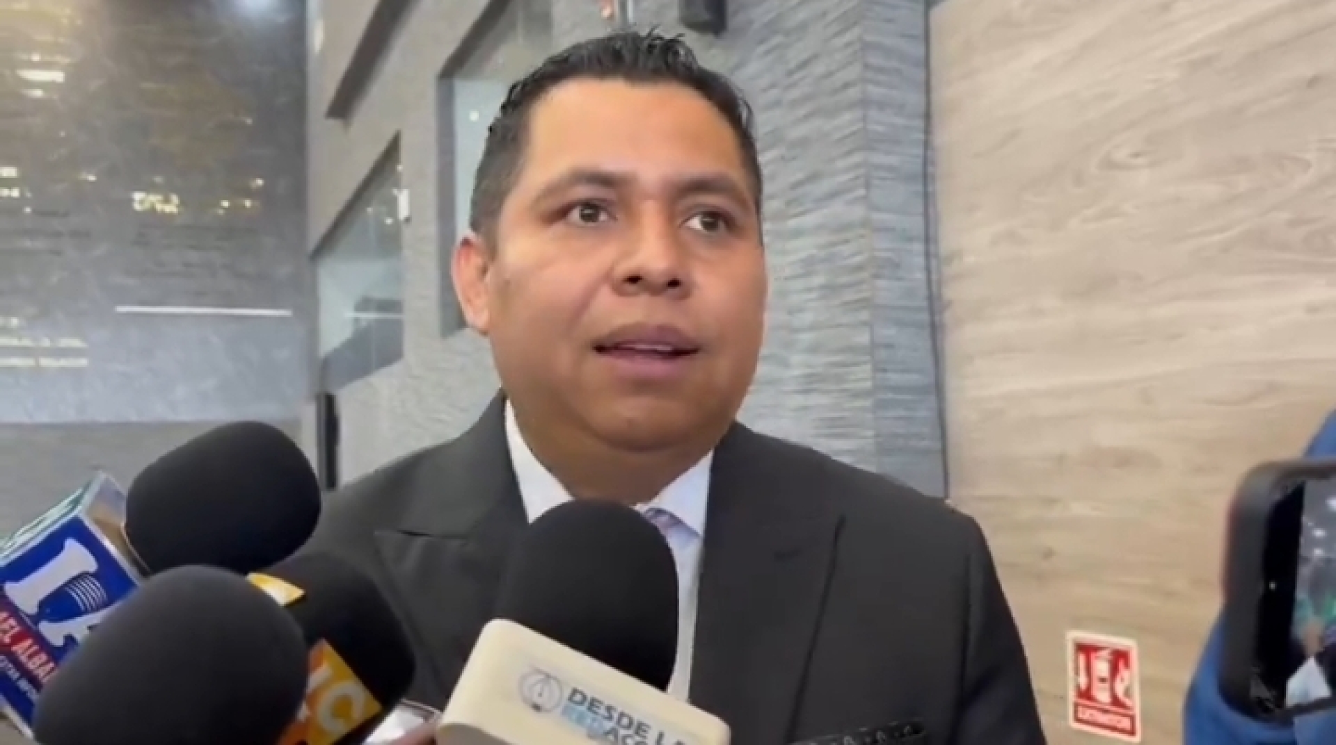Diálogo y análisis técnico para resolver sobre posible alza a tarifa del transporte público: diputado Omar Livera