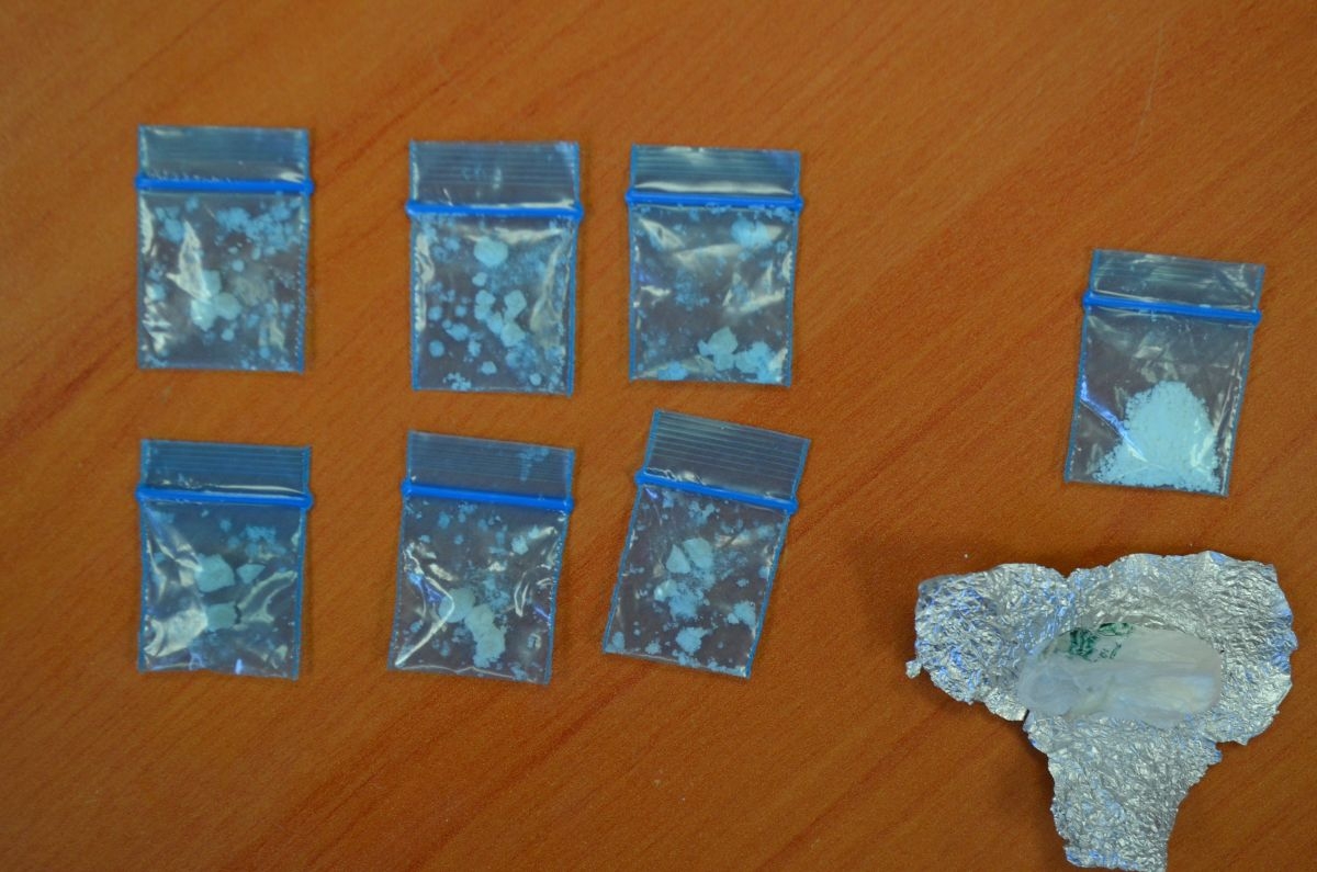 Sorprenden a dos personas en posesión de cocaína
