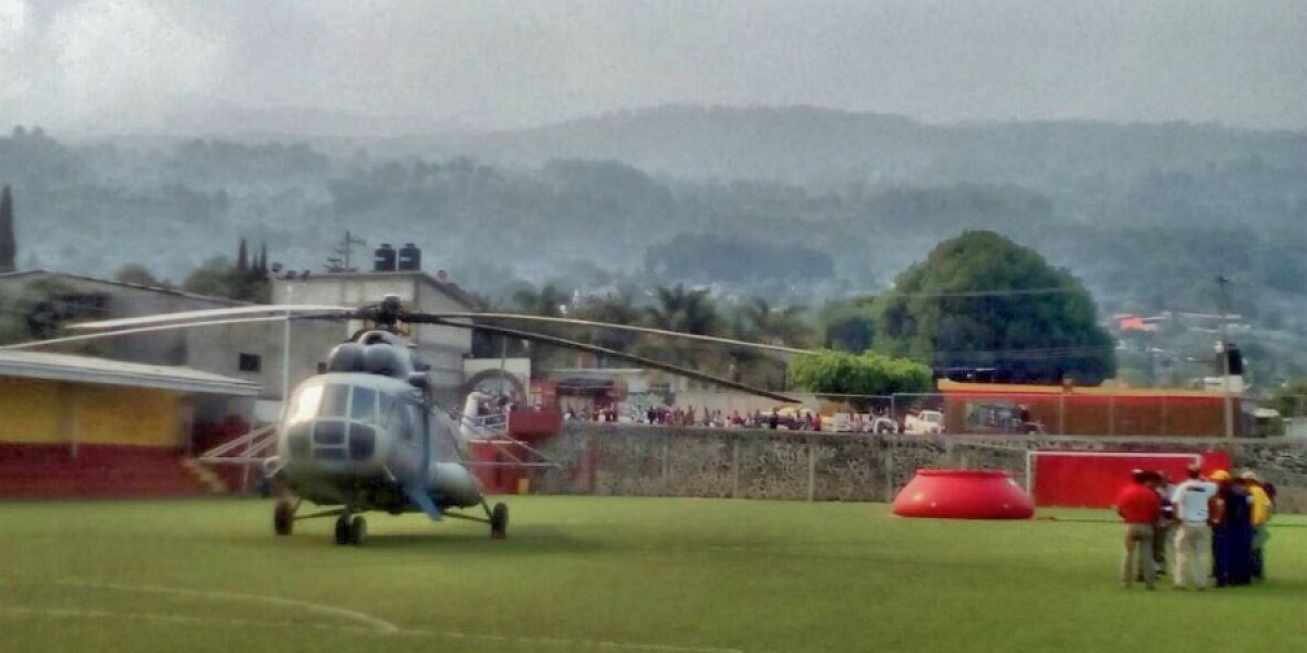 Llega helicóptero de la Sedena para apoyar en combate del incendio forestal en Tepoztlán