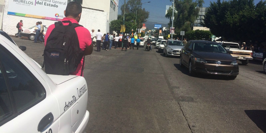 Taxistas se manifiestan en la SMyT; generan caos vial