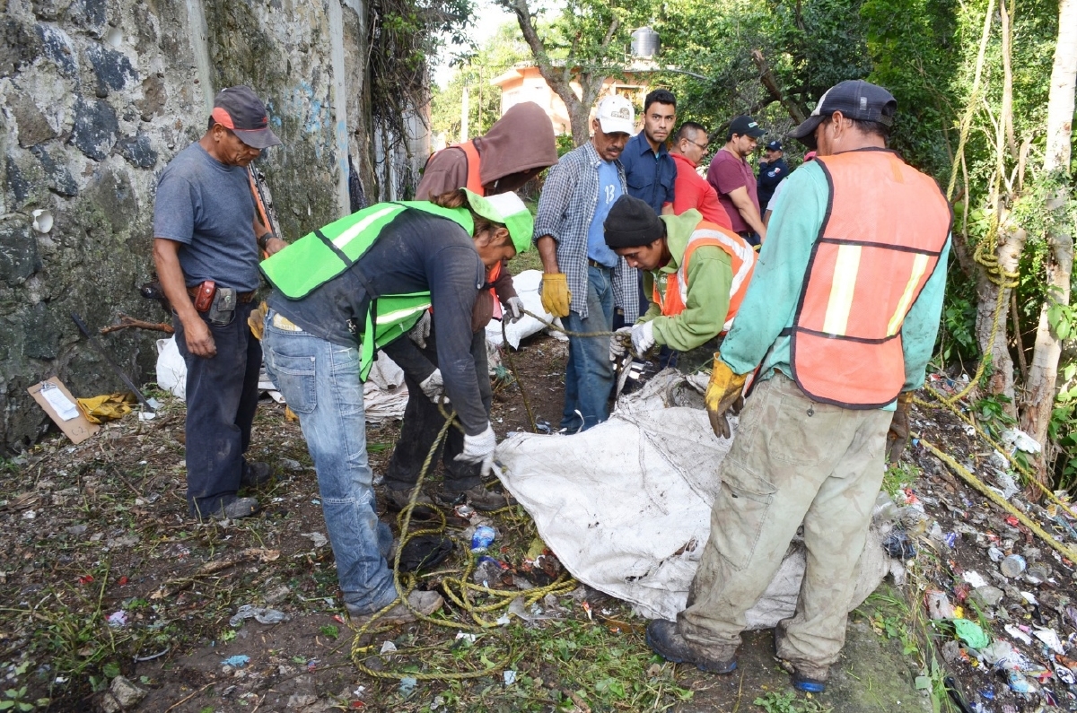 Realizan acciones de limpieza en la barranca Santa María en Cuautla