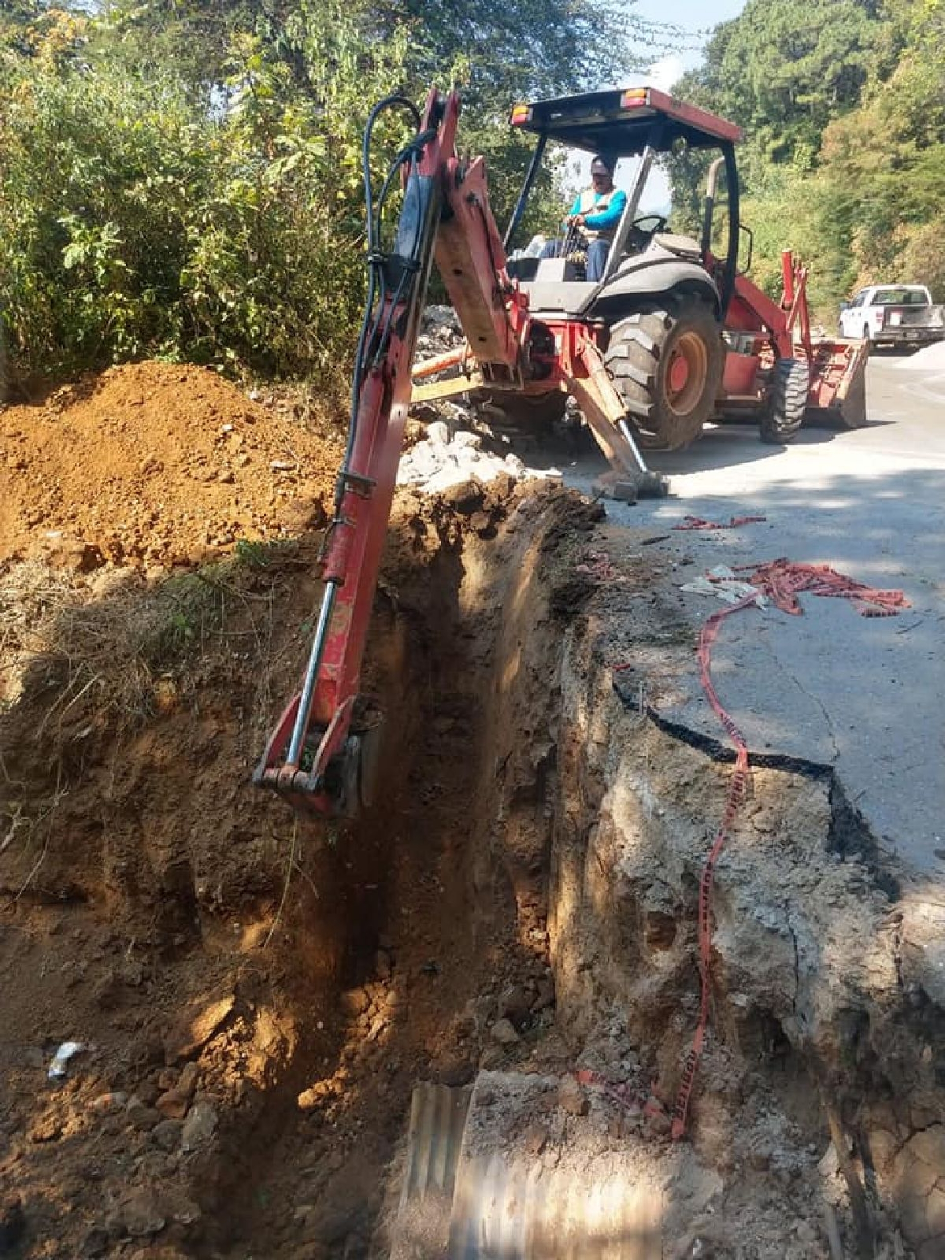 Continúa reparación de tubería en Buenavista del Monte