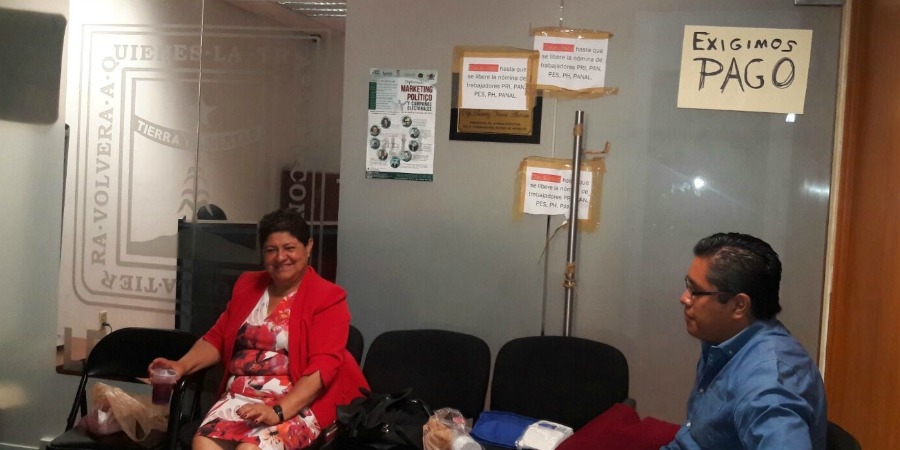 Continúa paralizado Congreso local ante protesta de trabajadores que exigen pago de salarios