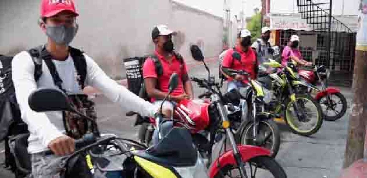 Taxistas ofrecen ahora servicio de reparto en motocicleta