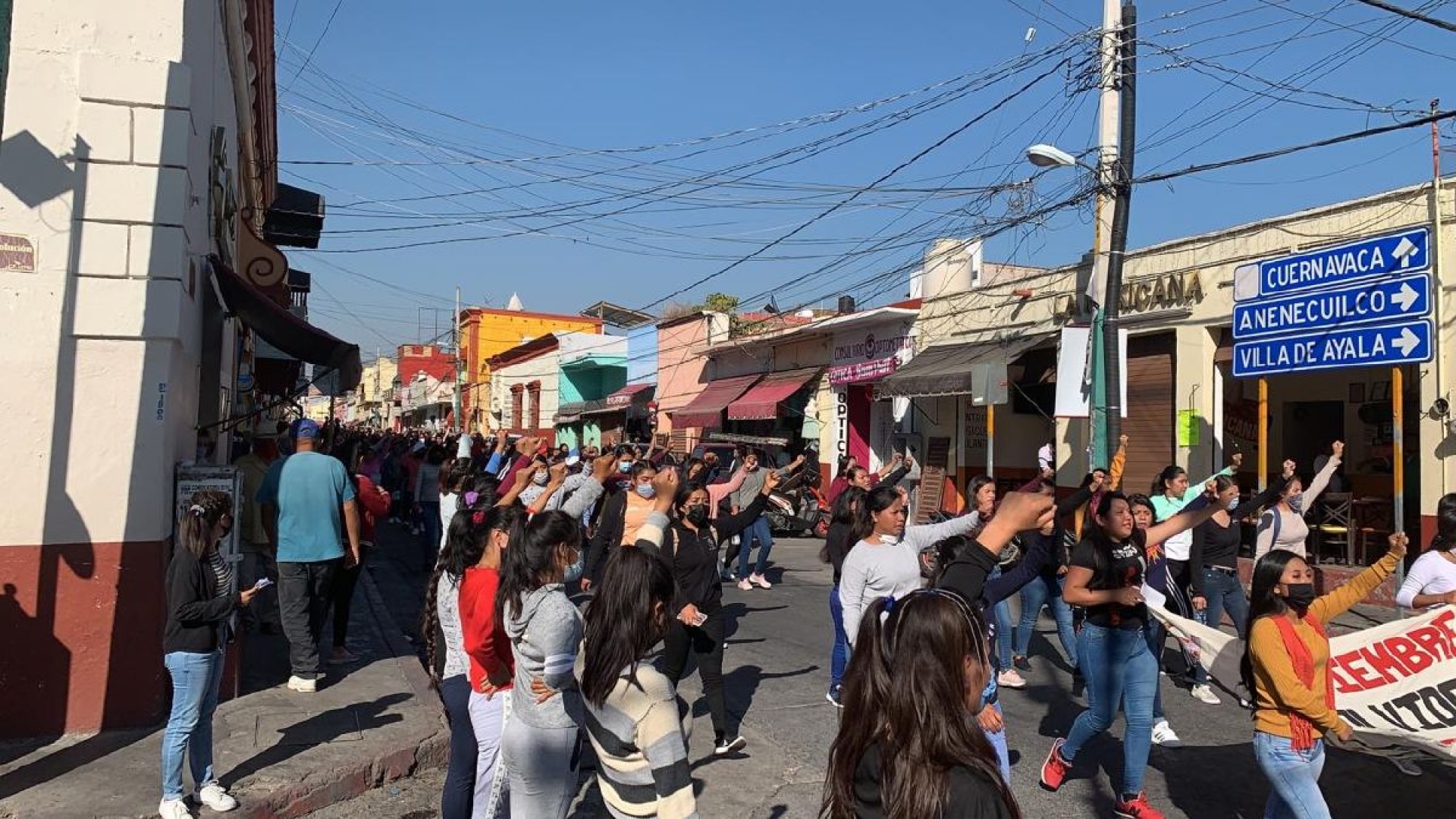 Marchan normalistas por calles de Cuautla