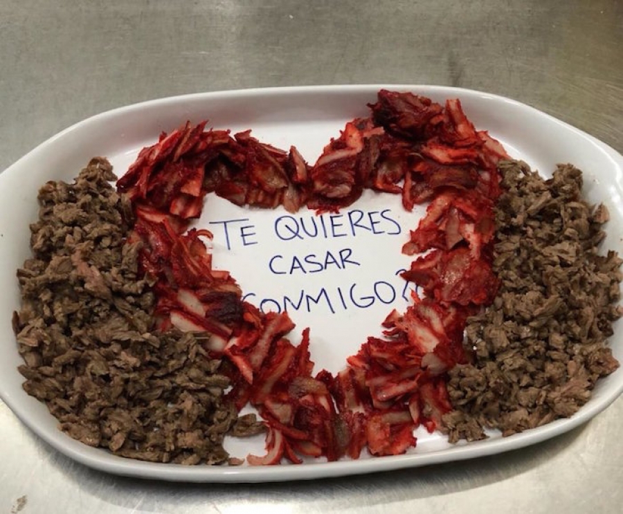 “Amor del bueno”: un hombre le propone matrimonio a su novia en una taquería de Saltillo