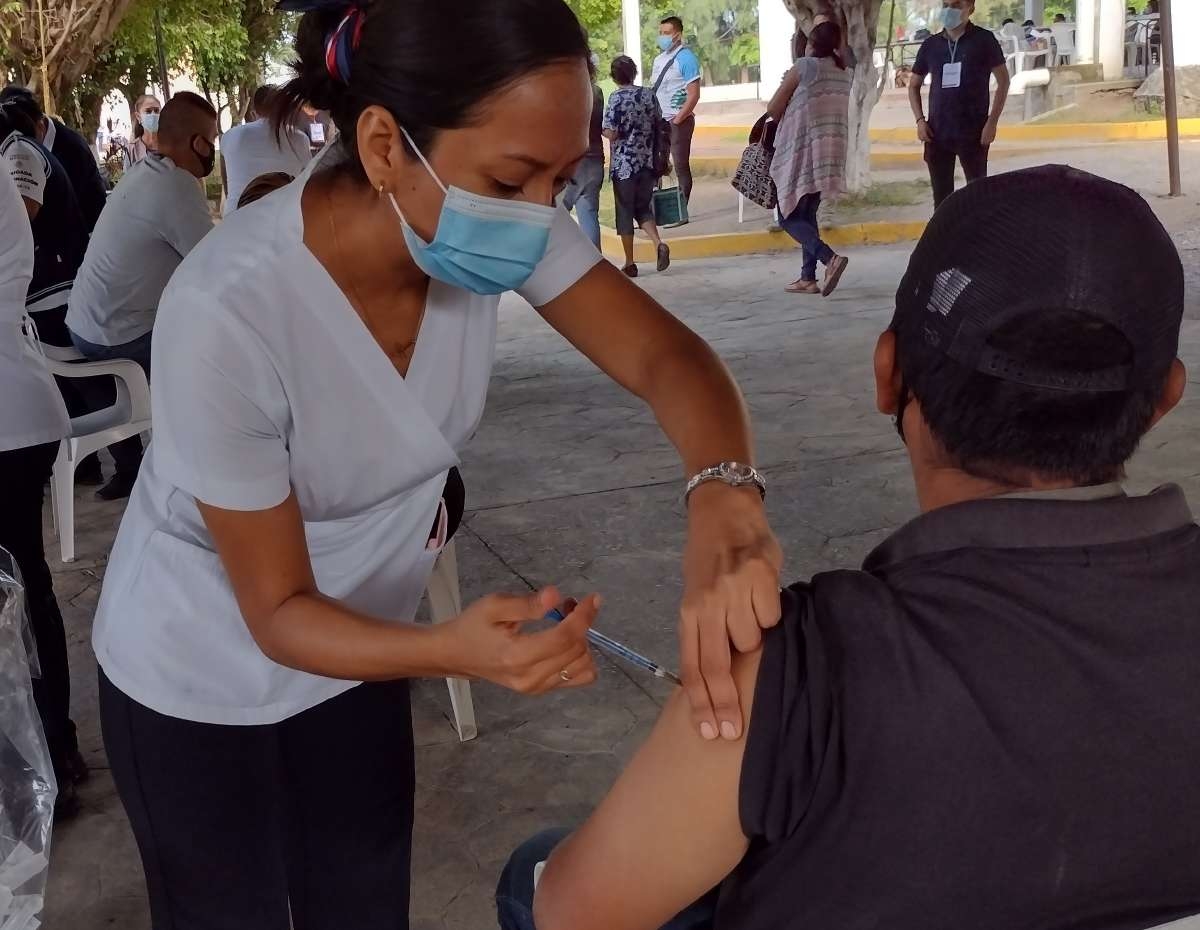 Aplicarán segunda dosis a personas de 40 a 49 años