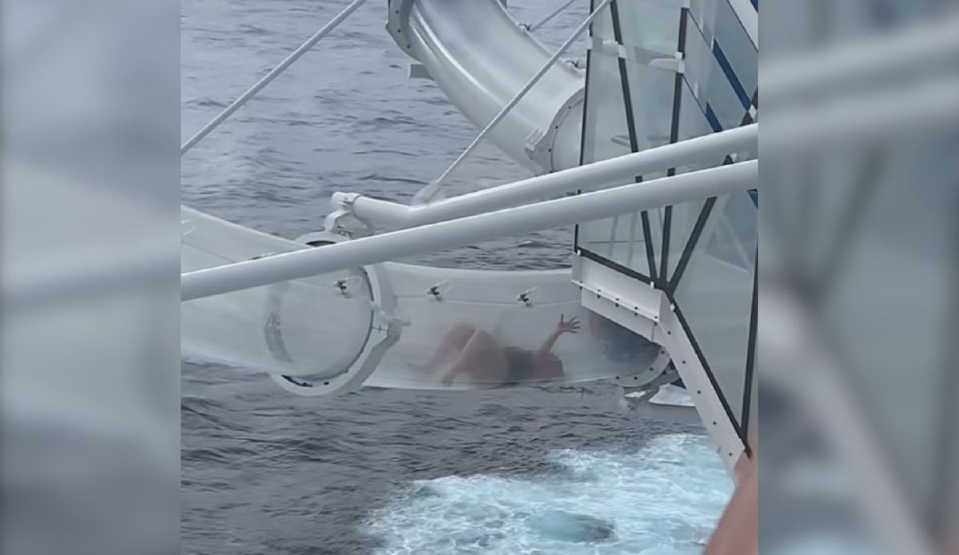 Crucero del terror: pasajera atrapada en tobogán sobre el mar se vuelve viral