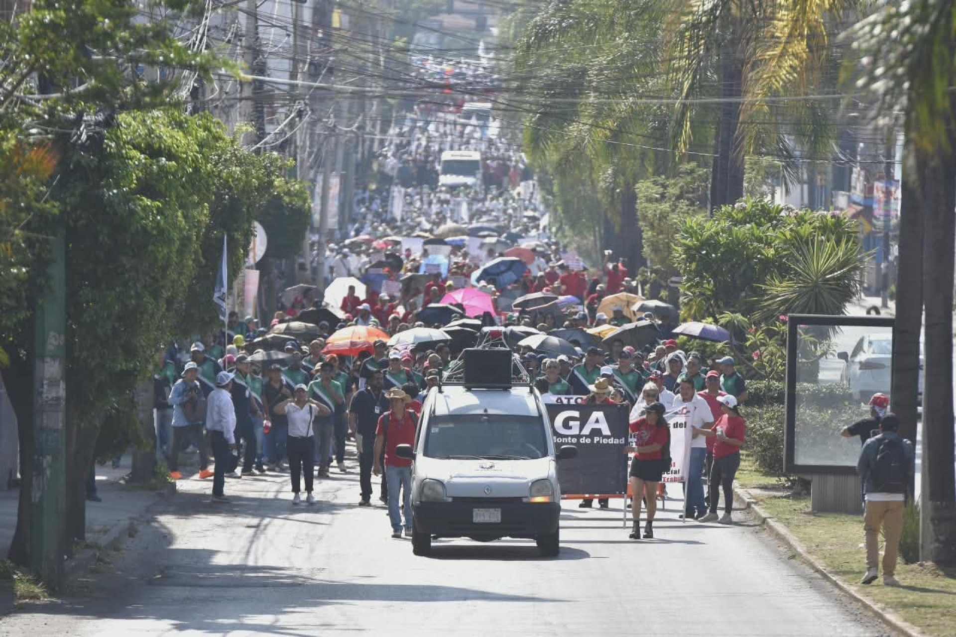 Marchan sindicatos del Colectivo Amplio Morelos, en Cuernavaca